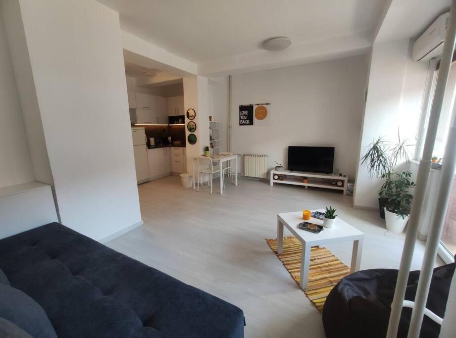 City Center White Apartment! Skopje Buitenkant foto